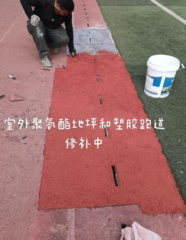 红毛镇球场地面翻新维修，核心是先诊断破损